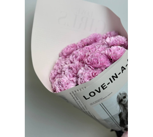 Модный букет из розовых гвоздик