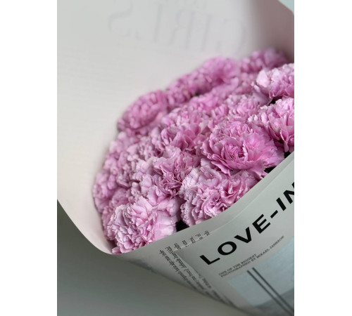 Модный букет из розовых гвоздик