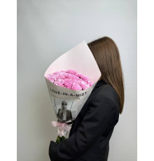 Модный букет из розовых гвоздик